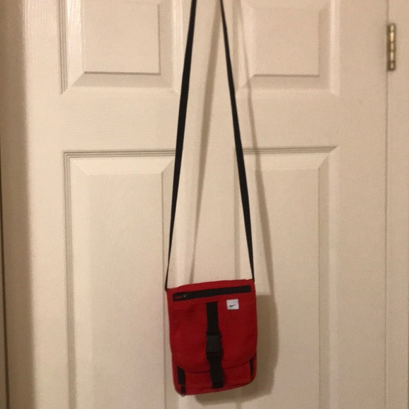 nike shoulder bag price